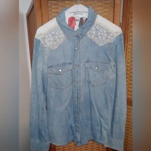 Mudd shirt with lace